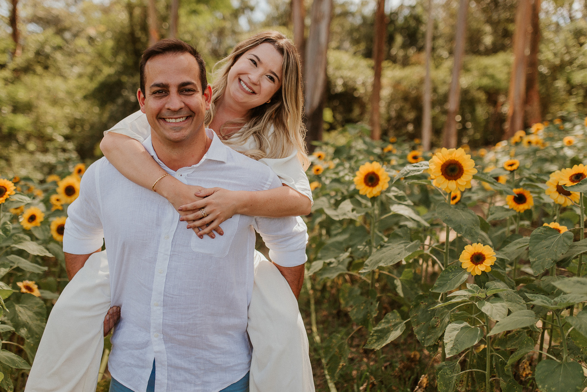 Fotógrafo oficial do salão Vale dos sonhos e Vale jardins campo grande rj André nogueira fotografia registra ensaio pré casamento no campo de girassóis do uaná etê