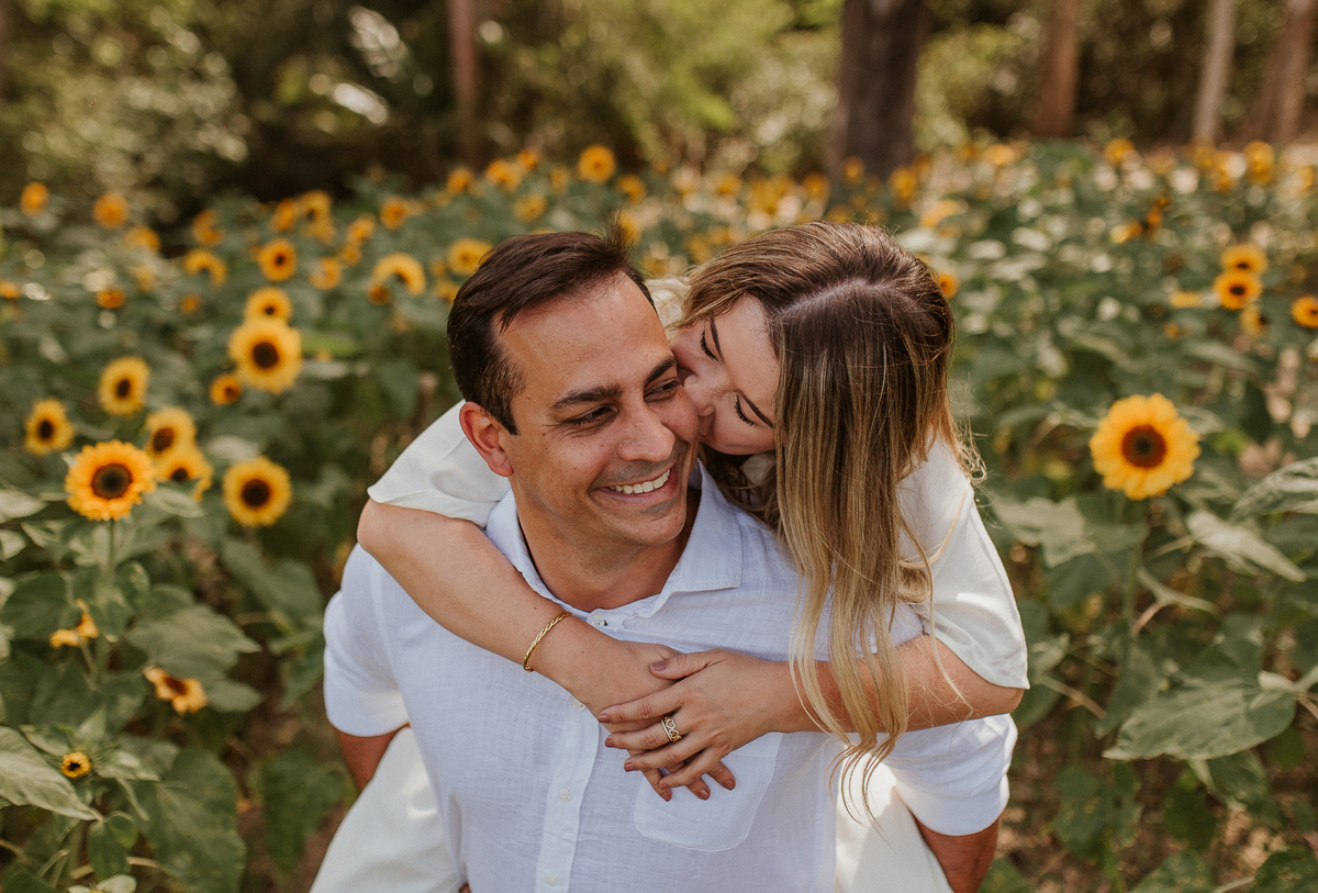 ensaio casal rj no campo de girassóis do Uaná Etê fotos pré casamento por André Nogueira Fotografia que fotografa casamentos no Vale dos Sonhos e Jardim ecológico Uaná EtÊ