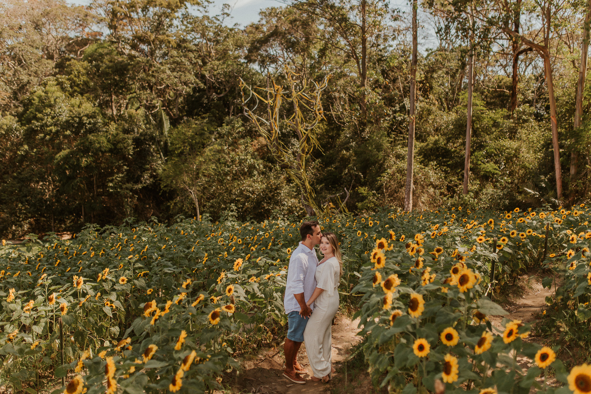 Fotógrafo de casamentos rj e vale dos sonhos Rj fotografa casal abraçado no campo de girassóis do uaná etê durante o ensaio pré casamento