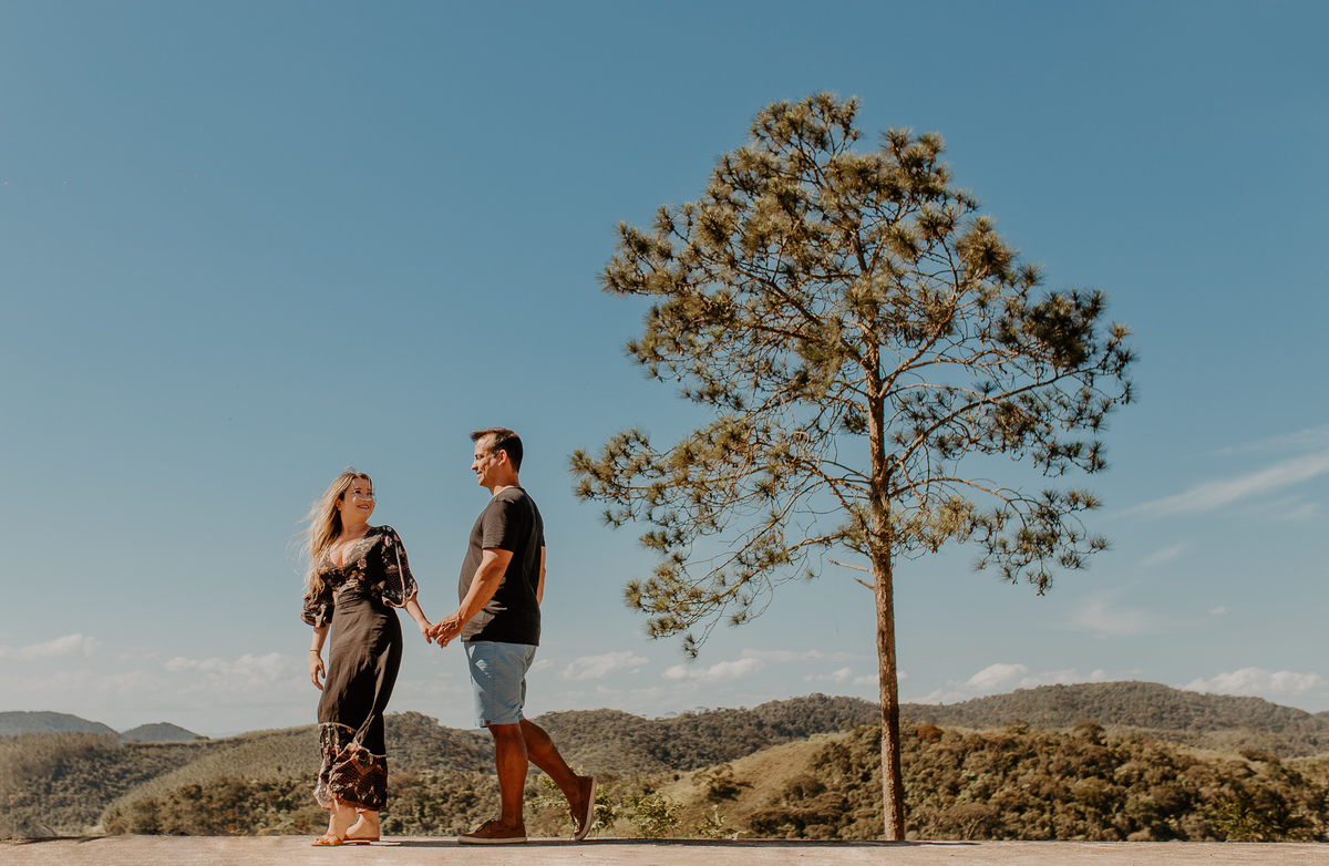 casal caminhando pelo Uaná Etê ensaio pré casamento rj casal que vai casar no vale dos sonhos fotos por andré nogueira fotografia  fotógrafo de casamento