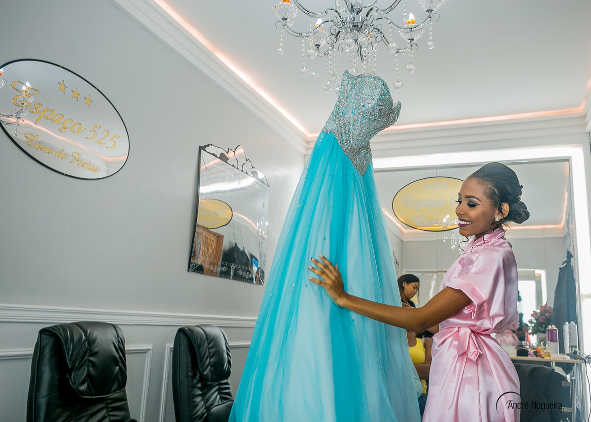 debutante rj, debutante adimirando o seu lindo vestido pendurado no lustre, casa de festa espaço 525, andré nogueira fotografia