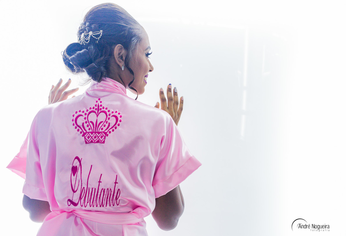 festa de 15 anos rj, debutante posando em frente a um painel iluminado, casa de festa espaço 525, por andré nogueira fotografia rj