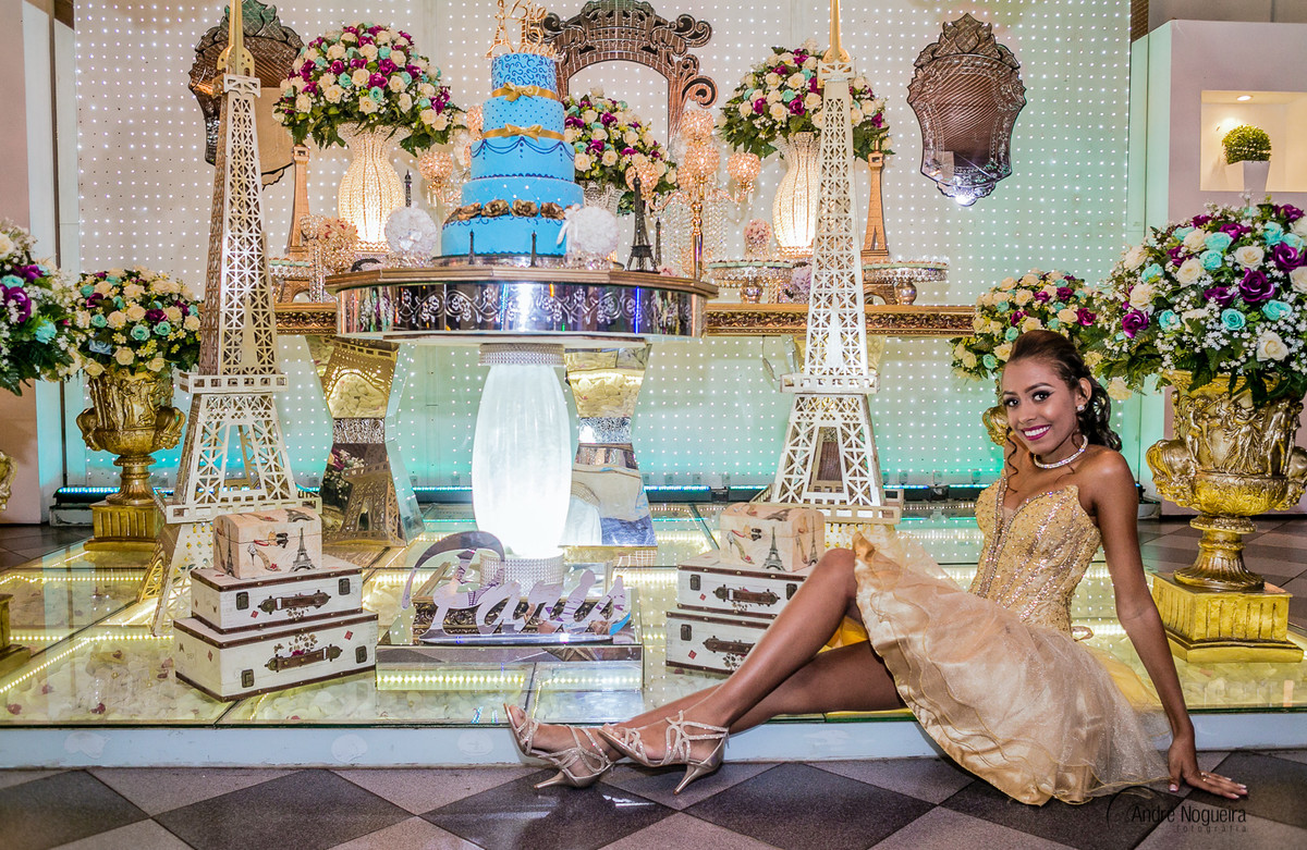 festa de debutante rj, debutante sentada na frente da mesa do bolo e posando para o fotografo andre nogueira fotografia, casa de festa espaço 525