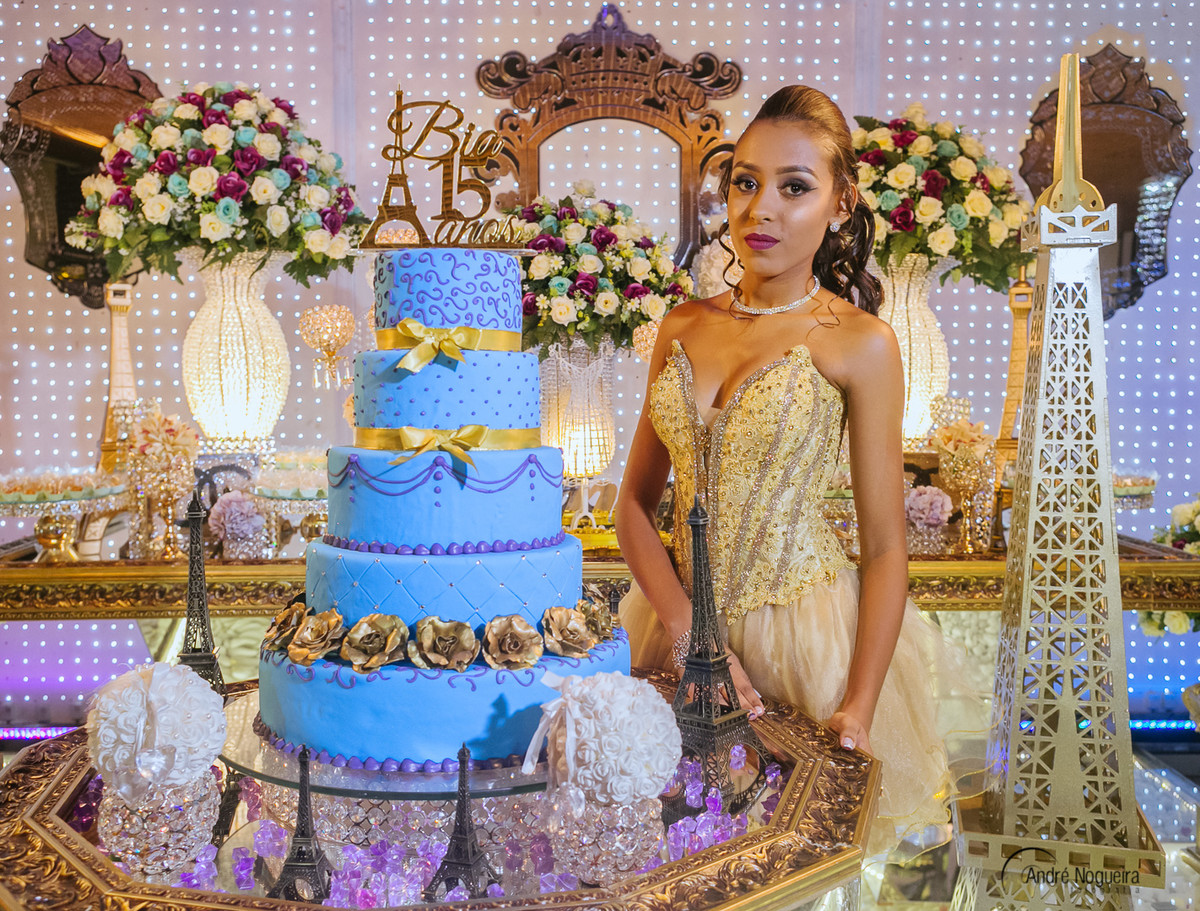 debutante rj, debutante fazendo pose atrás da mesa do bolo, casa de festa espaço 525, por andré nogueira fotografia