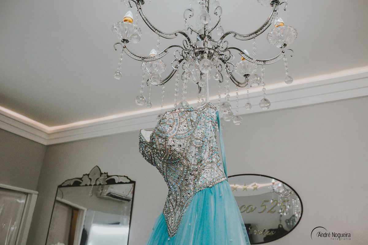 debutante rj, vestido da debutante pendurado no lustre, casa de festa espaço 525, andré nogueira fotografia