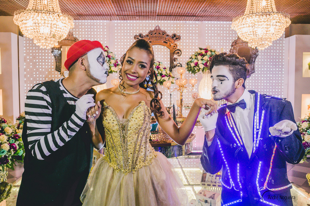 debutante rj, debutante dazendo pose na frente da mesa do bolo com os animadores de festa,  casa de festa espaço 525, por andré nogueira fotografia
