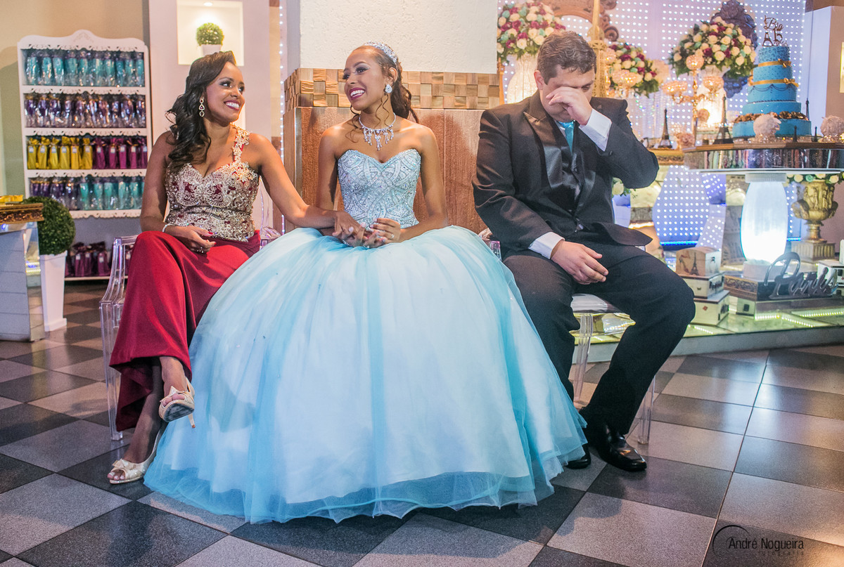 fotografia de festa de 15 cerimonial da debutante com o pai da debutante chorando por andre nogueira fotografia