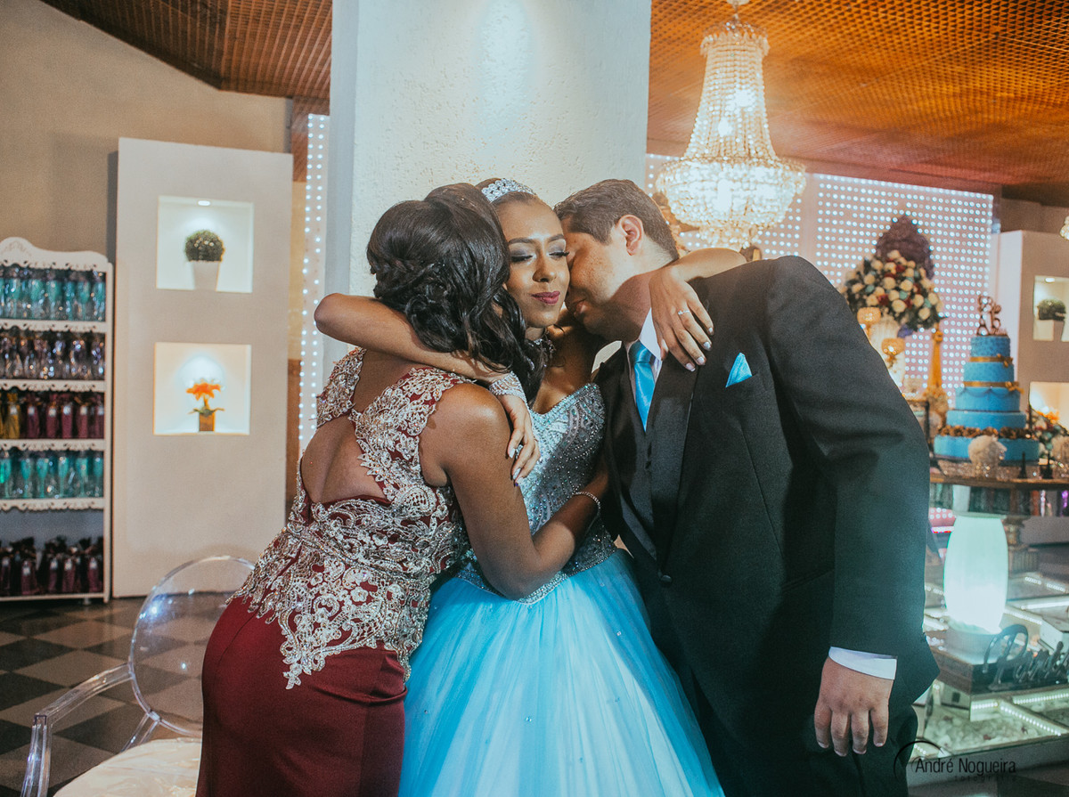 fotografia de debutante rj cerimonial com a debutante abraçada aos seus pais por andré nogueira fotografia