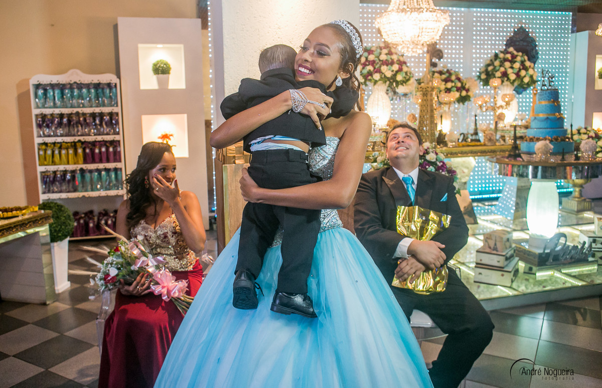 fotografia de festa de 15 anos rj debutante abraça seu irmão pequeno durante o cerimonial por andré nogueira fotografia