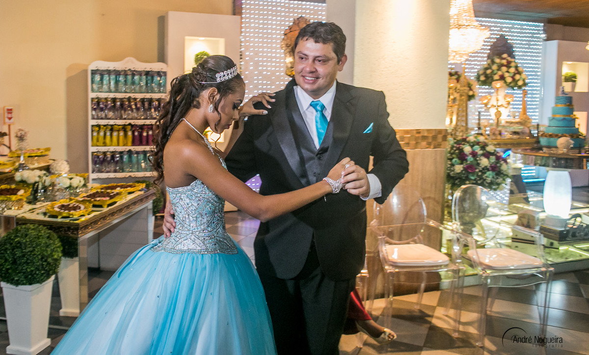 fotografia de festa 15 anos debutante dança valsa com o seu pai por andré nogueira fotografia