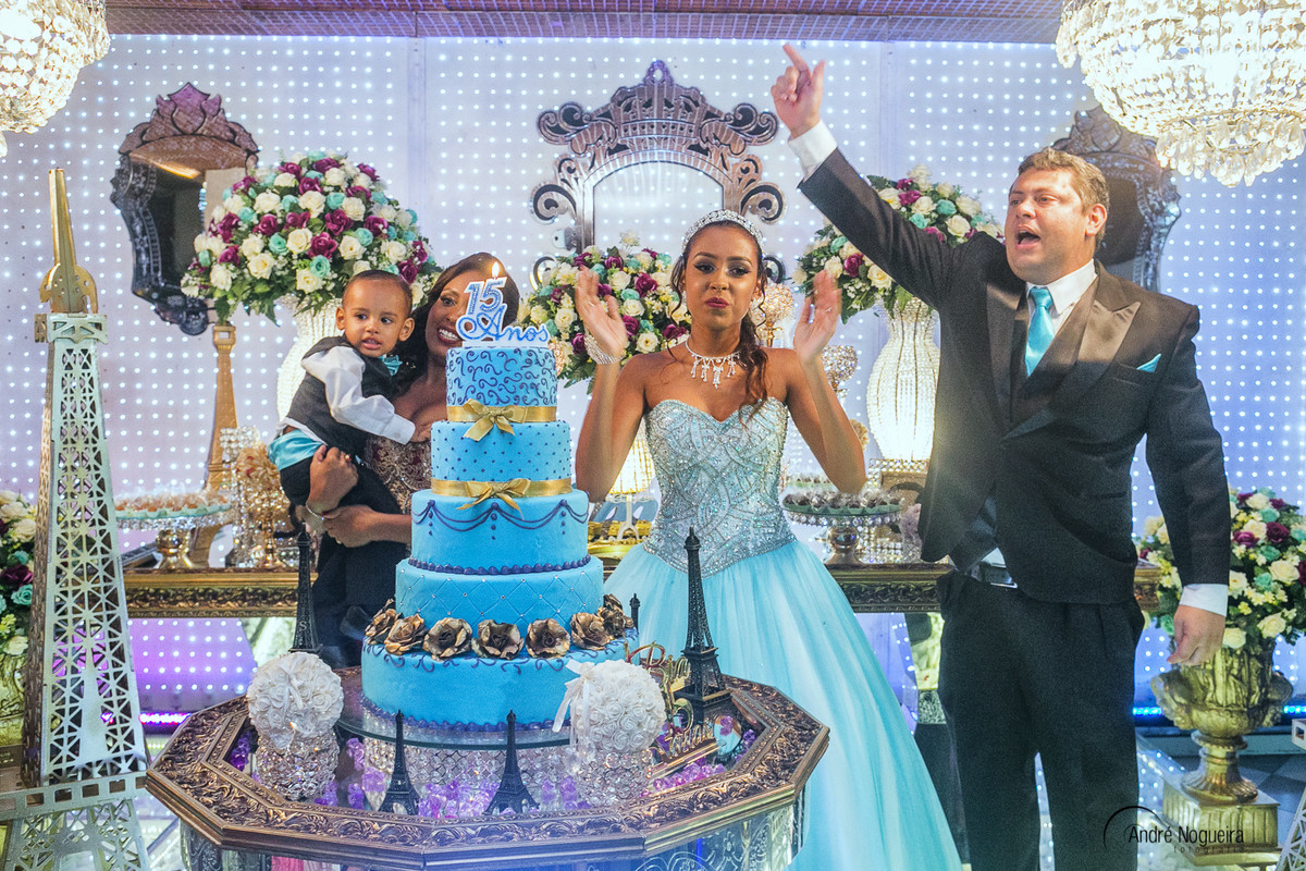 fotografia de debutante rj parabens com a debutante cantando com os seus pais na mesa do bolo por andré nogueira fotografia