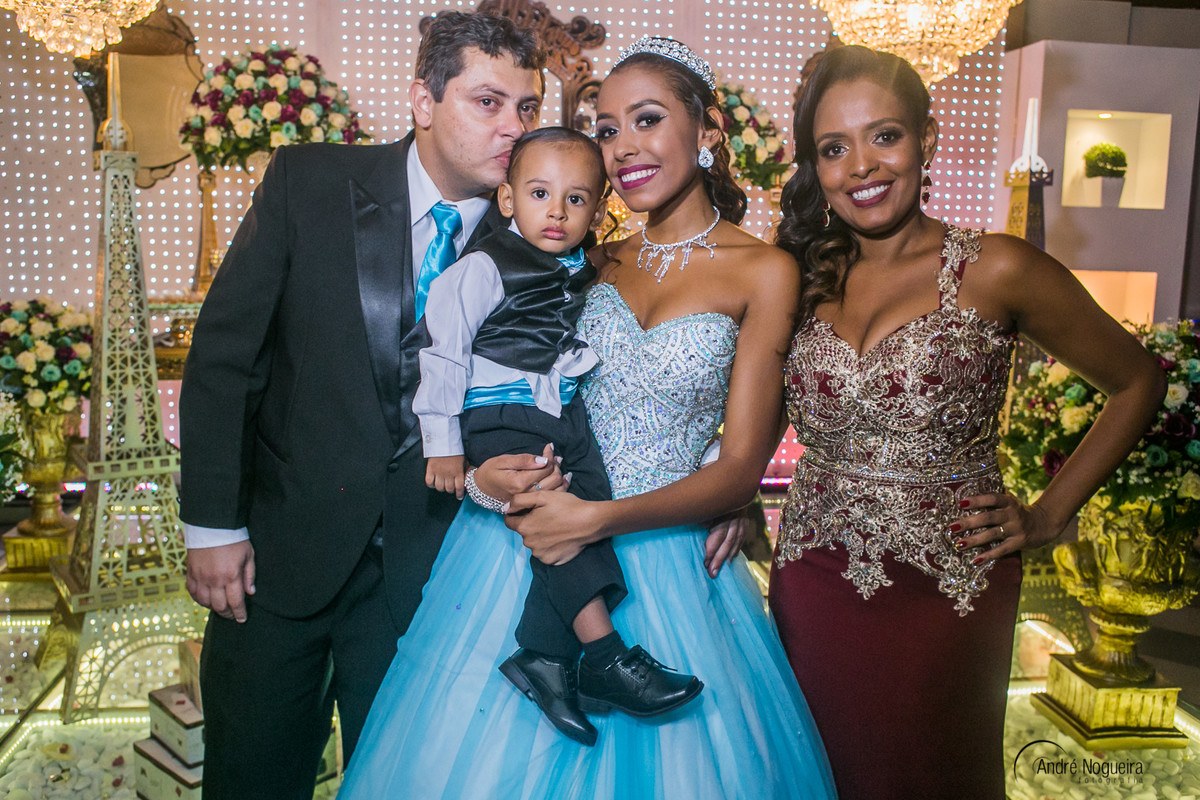 fotografia de festa de 15 anos rj familia da debutante fazendo pose na mesa do bolo por andre nogueira fotografia rj