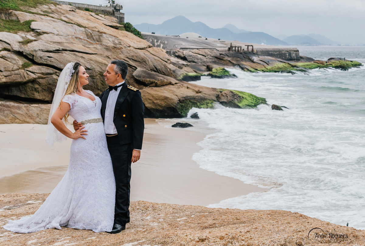 fotografo de casamento rj andre nogueira fotografia  fotografa casal abraçados um de frente para o outro durante o ensaio trash the dress forte de copacabana