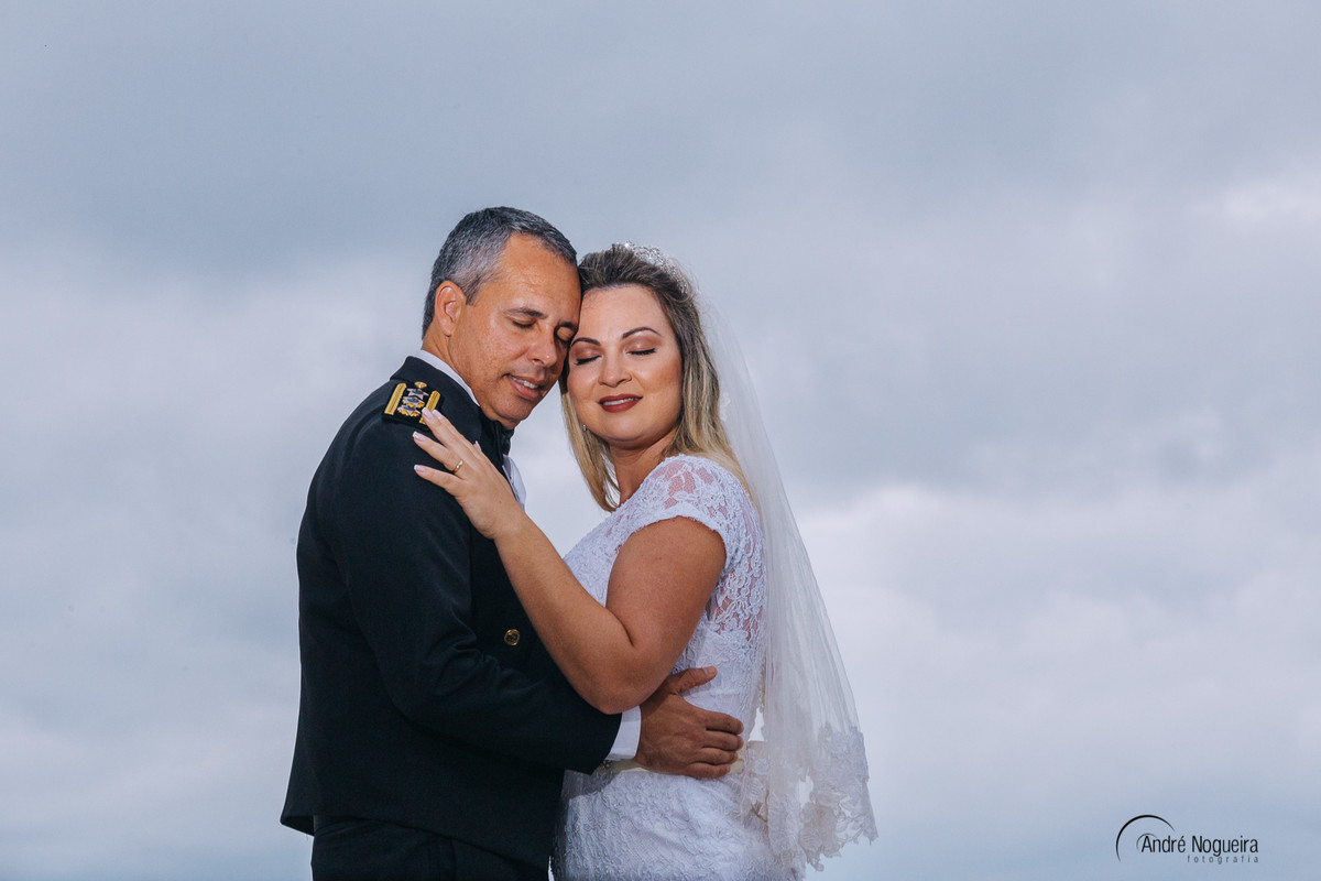 André nogueira fotografia fotografo de casamento rj clica casal abraçados e de rosto coladinhos forte de copacabana casamento ensaio trash the dress fotografia de casamento rj