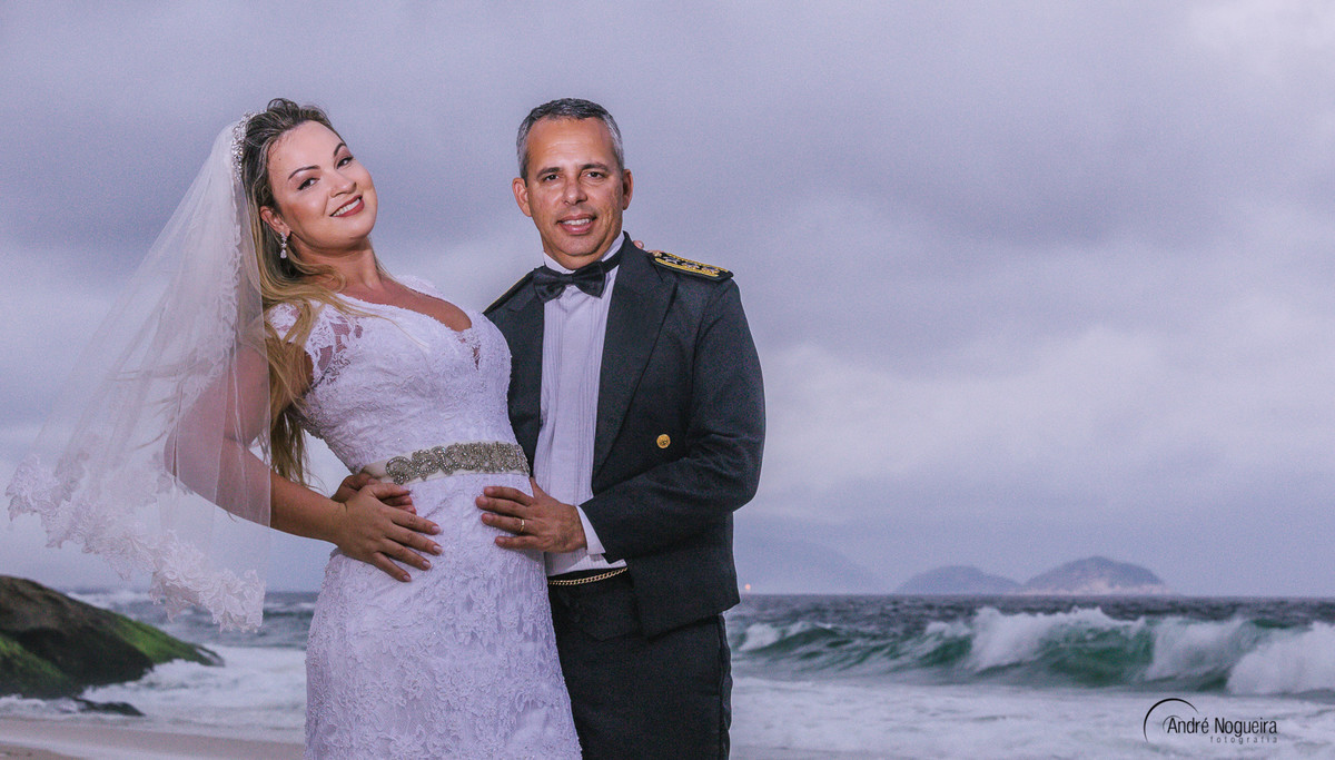 casamento rj noivos abraçados olhando para fotografo de casamento rj