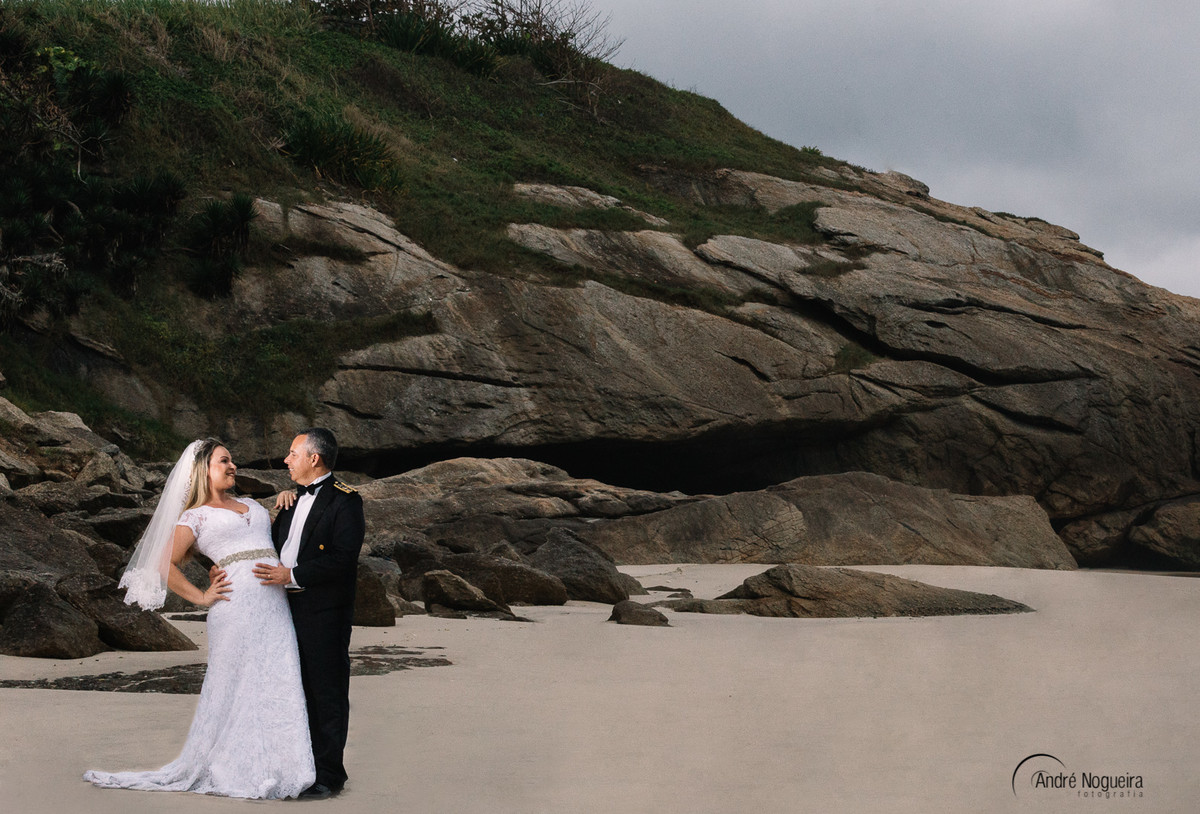 caminhando pela areia da praia do forte de copacabana casal é fotografado por andré nogueira fotografia fotografo de casamento rj ensaio trash the dress