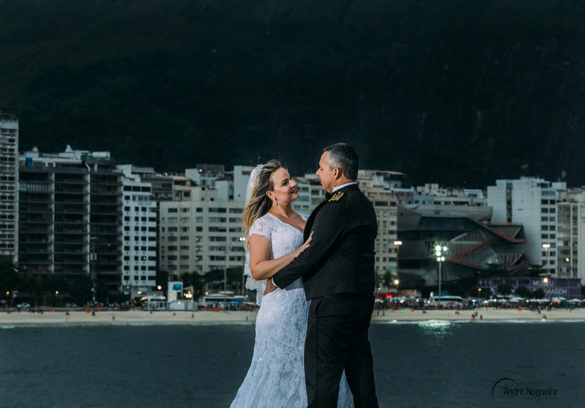 casamento sp ensaio trash the dress do casal vanessa e luciano no forte de copacabana casal abraçados e fotografado por andre nogueira fotografia