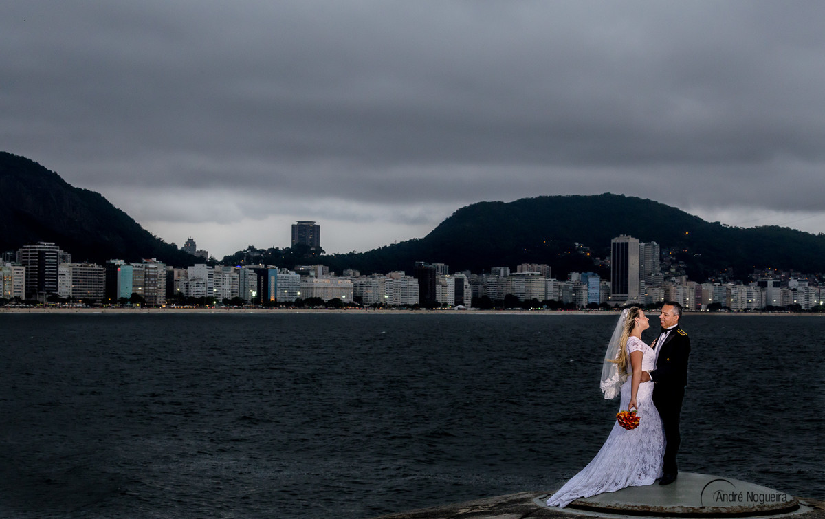 fotografo de casamento rj andre nogueira registra o casal abraçado no forte de copacabana ensaio trash the dress noivas cariocas