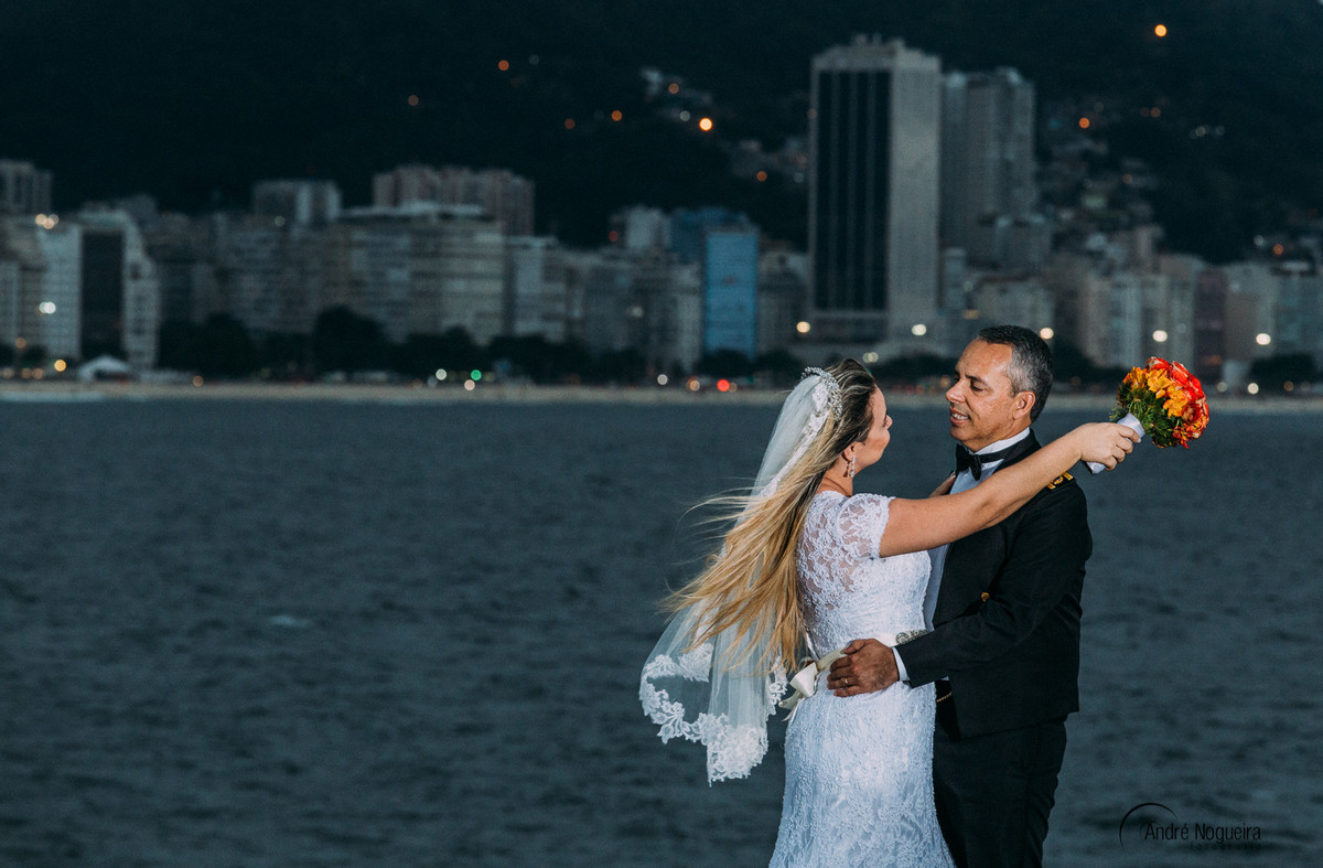 forte de copacabana rj recebe o ensaio trash the dress do casal luciano e vanessa que estao abraçados eolhando um para o outro e clicado por andre nogueira fotografia fotografo de casamento rj