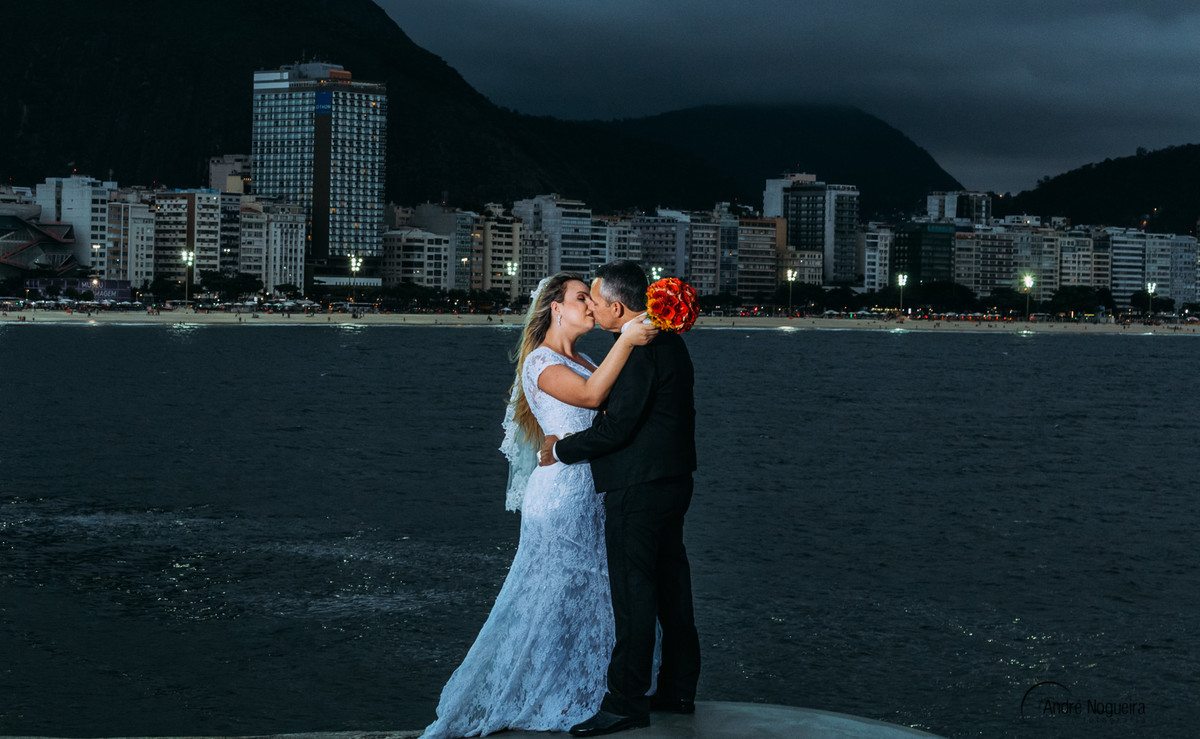 se beijando o casal é clicado pelo fotografo de casamento rj andre nogueira fotografia ensaio trash the dress noivas rj