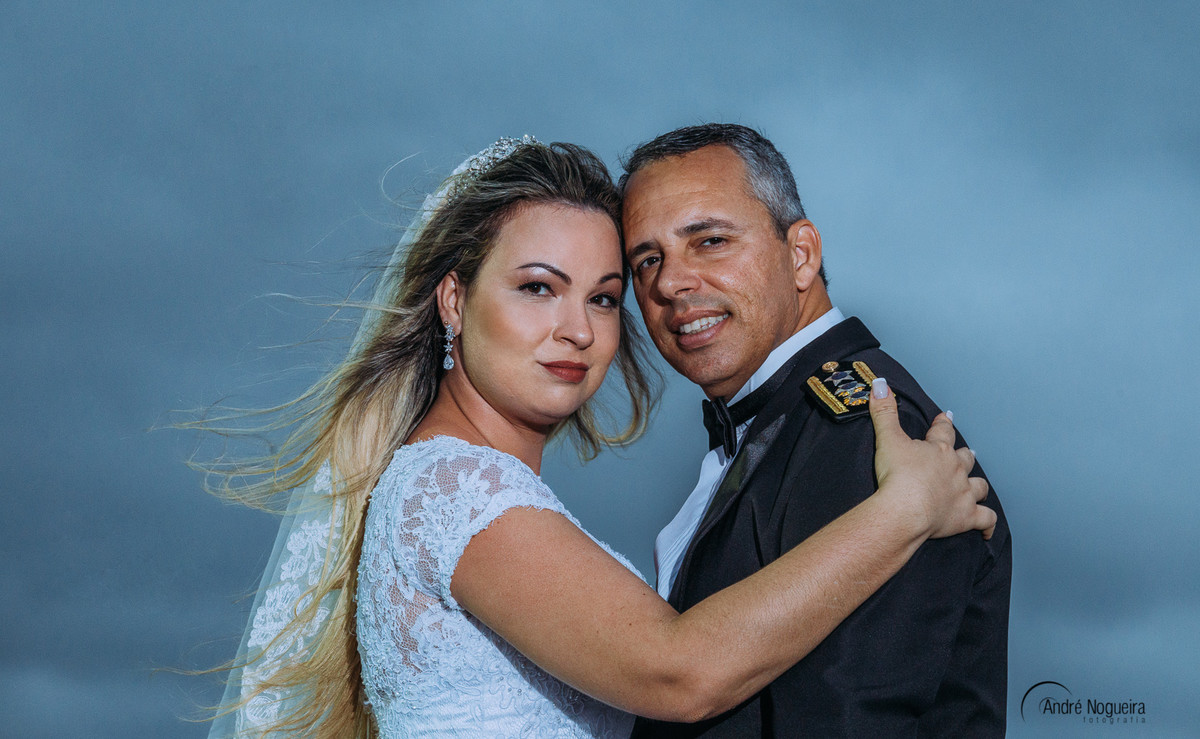 casamento rj noivos olhando para o fotografo de casamento andré nogueira fotografia ensaio trash the dress rj forte de copacabana