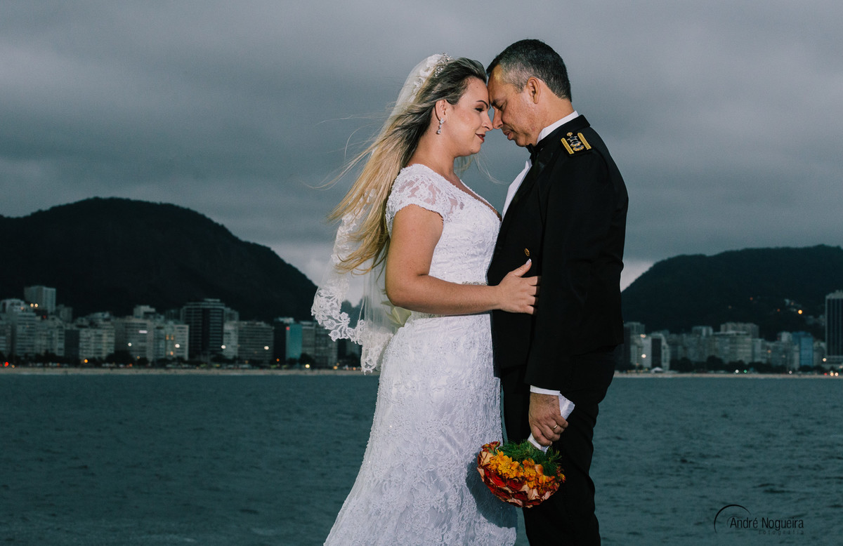 de frente para outro e o noivo segurando o bouquet casal e fotografo por andre nogueira fotografo carioca