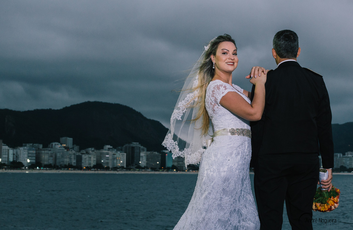 noivas rj casal olha para o fotografo de casamento rj andre nogueira ensaio trash the dress rj forte de copacabana