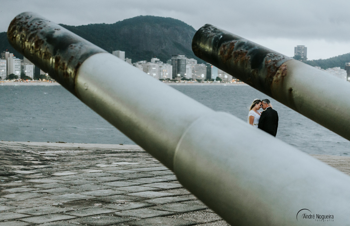 casal se beijam entre os canhões do forte de copacabana e clicados pelo fotografo de casamento so andré nogueira fotografia ensaio trash the dress sp