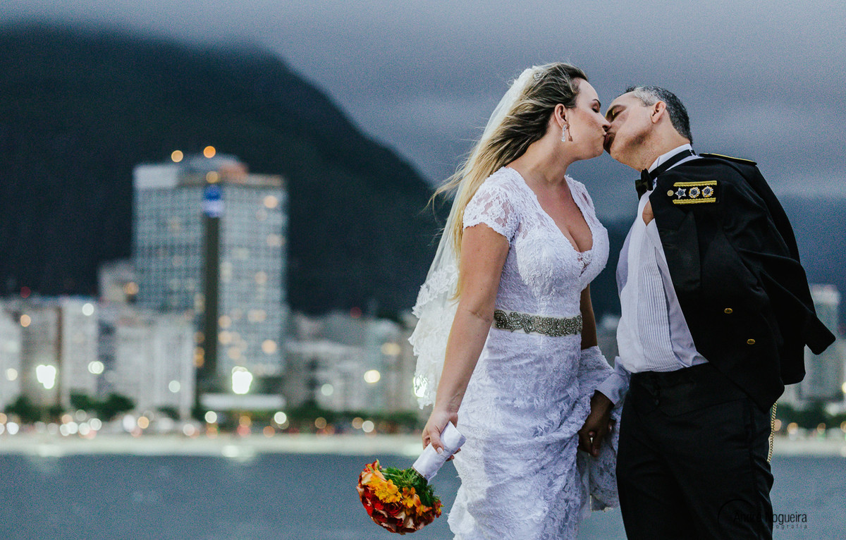 andre nogueira fotografia fotografo de casamento rj registra o beijo do casal dura o ensaio trash the dress no forte de copacabana rj