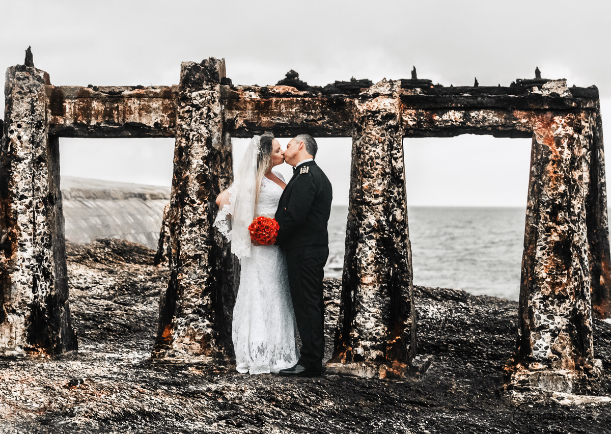 nas ruinas do forte de copacabana rj os noivos se beijam durante o ensaio trash the dress fotos de casamento rj