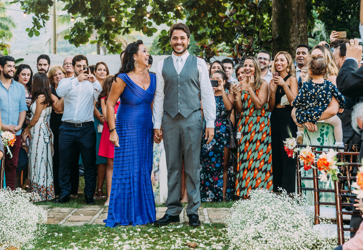 fotografia de casamento o noivo olha para sua mãe antes da entrada no altar, casamento de dia no espaço coliseu vargem grande por andre nogueira fotografia