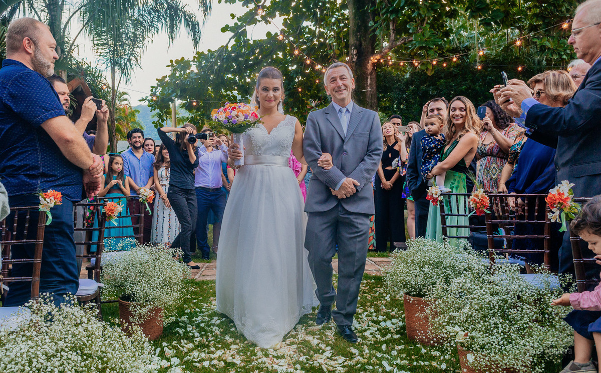 pai da noiva emocionado conduz sua filha noiva ao altar durante a cerimonia de dia no espaço coliseu vargem grande por andré nogueira fotografia