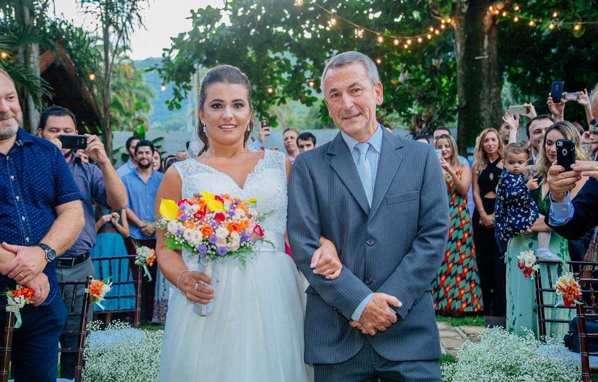 muito emocionados a noiva e seu pai caminham em direção ao altar casamento de dia espaço coliseu vargem grande andrenogueira fotografia fotografo de casamento rj