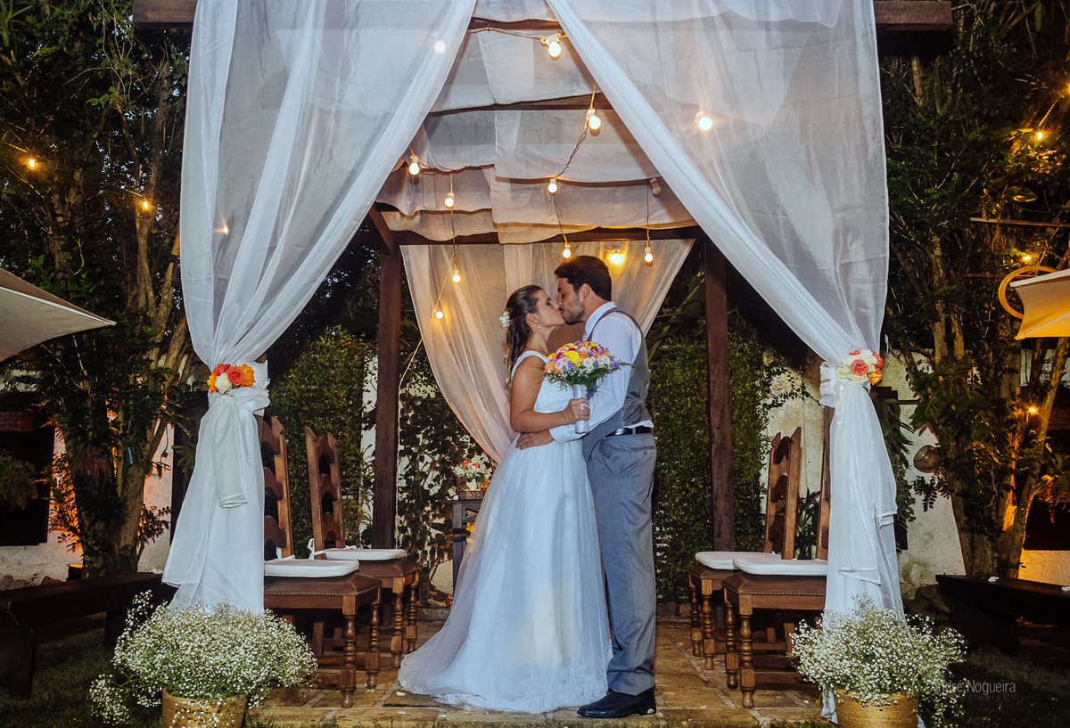 noivos se beijando no jardim do espaço coliseu vargem grande e clicados por andré nogueira fotografia