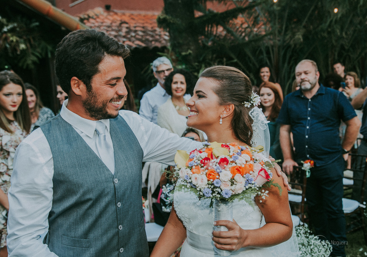 casamento rj noivo olha apaixonado pra noiva para conduzir ela ao altar andré nogueira fotografia espaço coliseu vargem grande