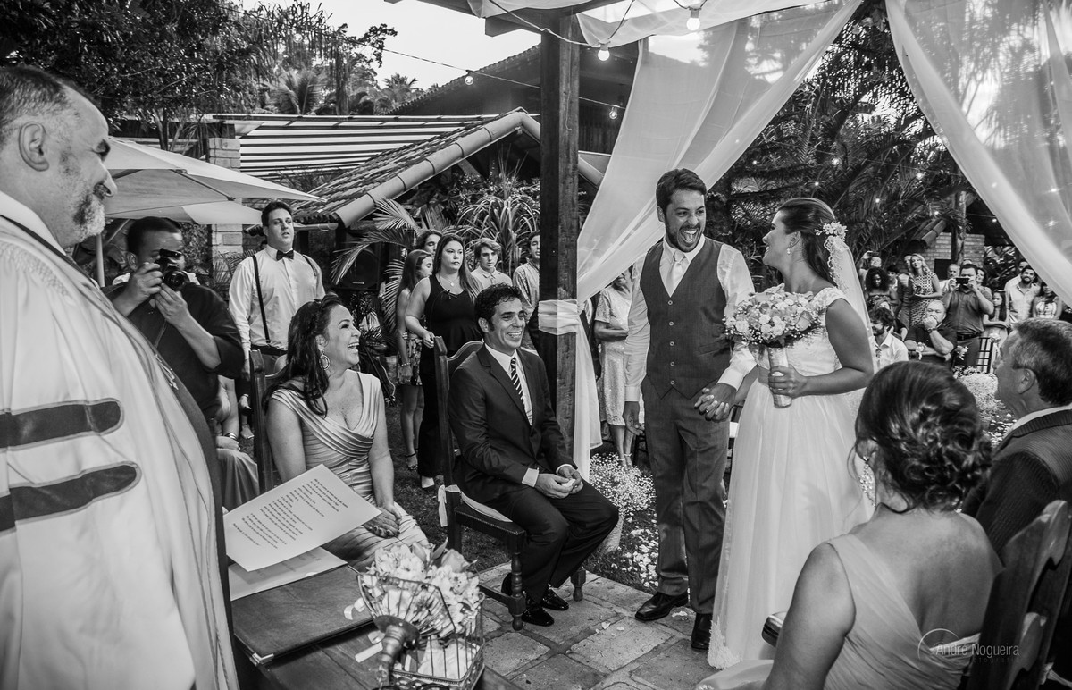 casal sorrindo no altar do espaço coliseu vargem grande