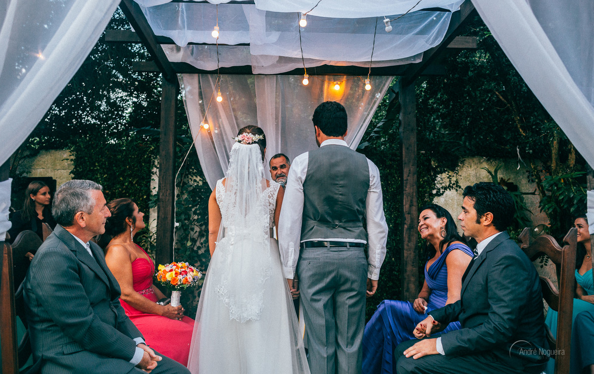 casal observa o juiz celebrando a cerimonia de dia no espçao coliseu vargem grande