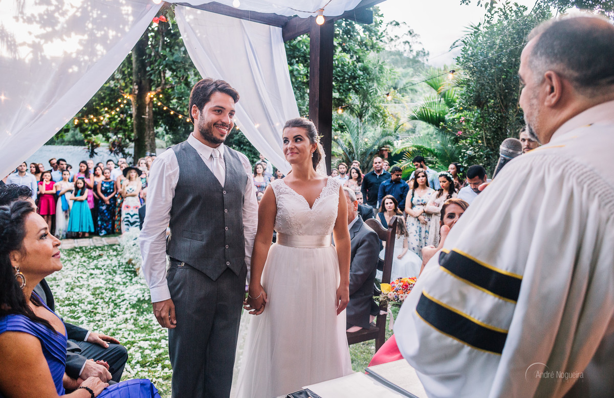 noivas rj duranta a cerimonia de dia no jardim do espaço coliseu vargem grande a noiva olha apaixonada para o noivo