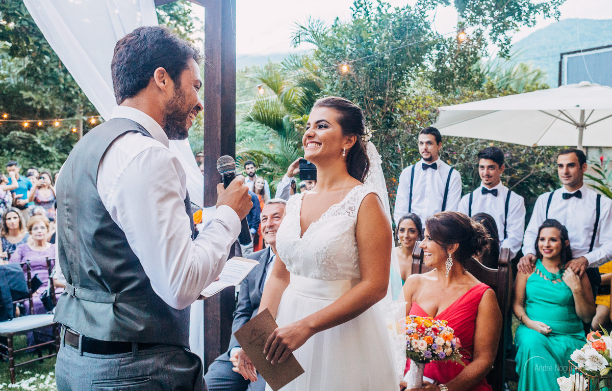 espaço coliseu vargem grande  noivo declara seus votos durante a cerimonia de casamento de dia por andré nogueira fotografria