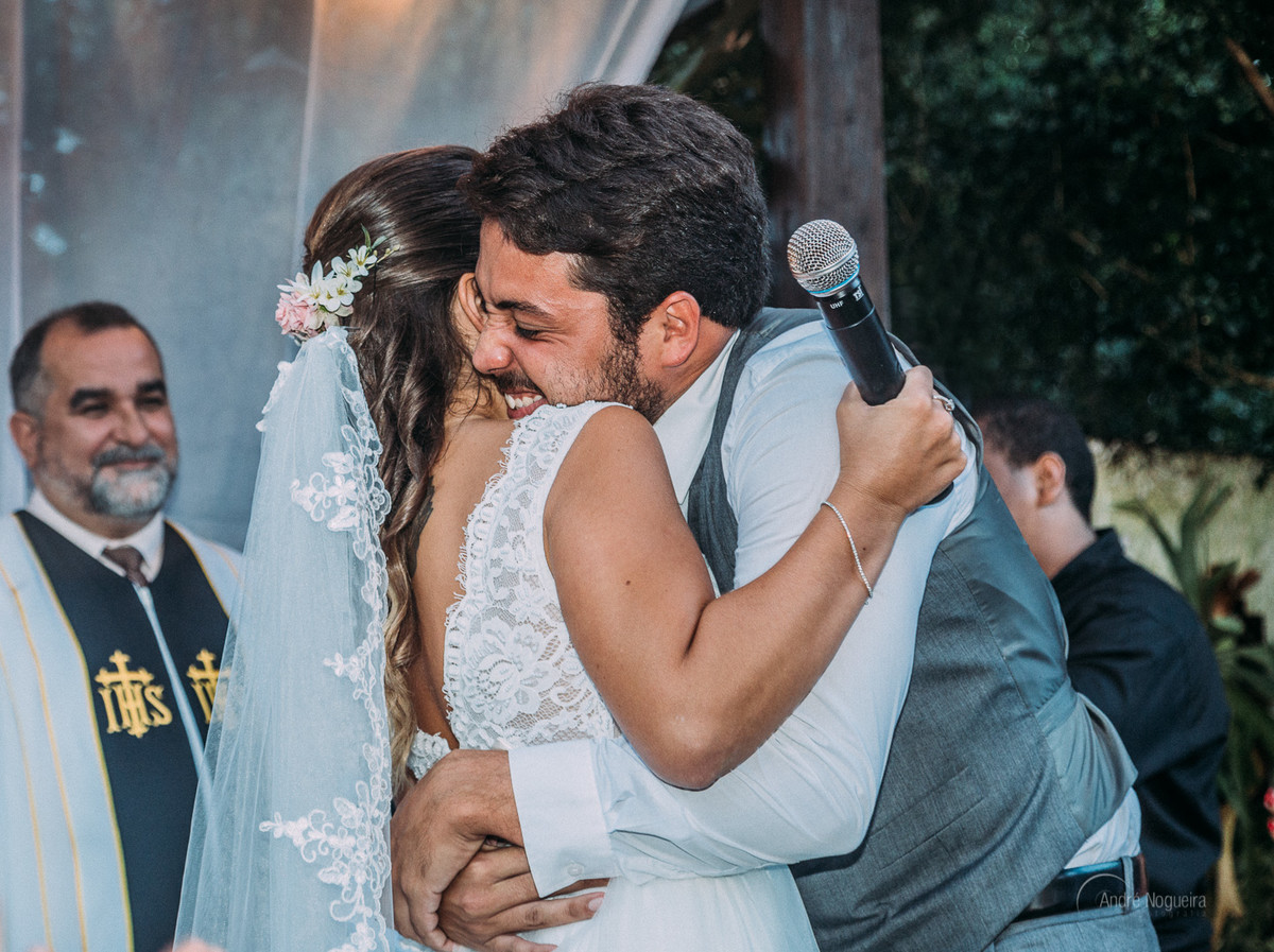 depois dos votos  de casamento os noivos se abraçam no altar do espaço coliseu vargem grande por andre nogueira fotografia