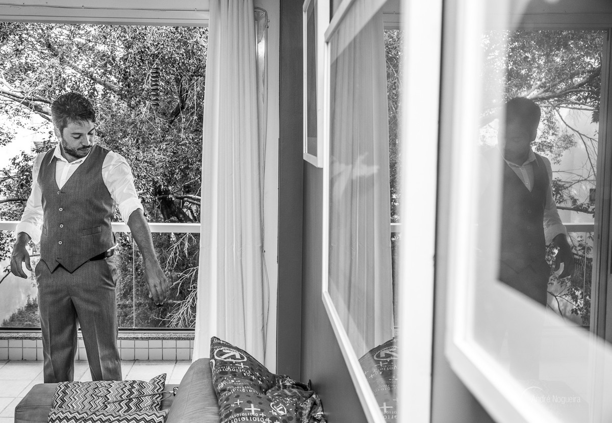 noivo se arrumando na varanda da sua casa por andre nogueira fotografia rj