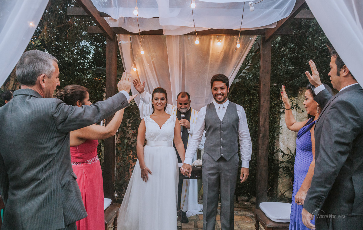 os noivos recebem as benção do celebrante e dos pais espaço coliseu vargem grande