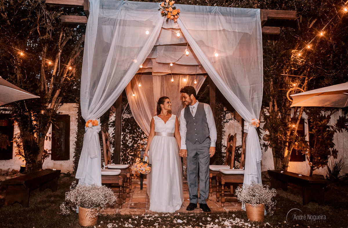 no jardim do espaço coliseu vargem grande os noivos ficam de mãos dadas e olhando um para o outro