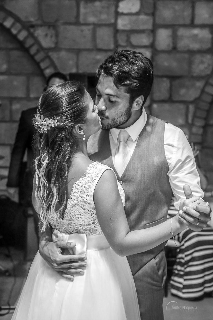 na pista de dança do espaço coliseu festas os noivos dançam e se beijam