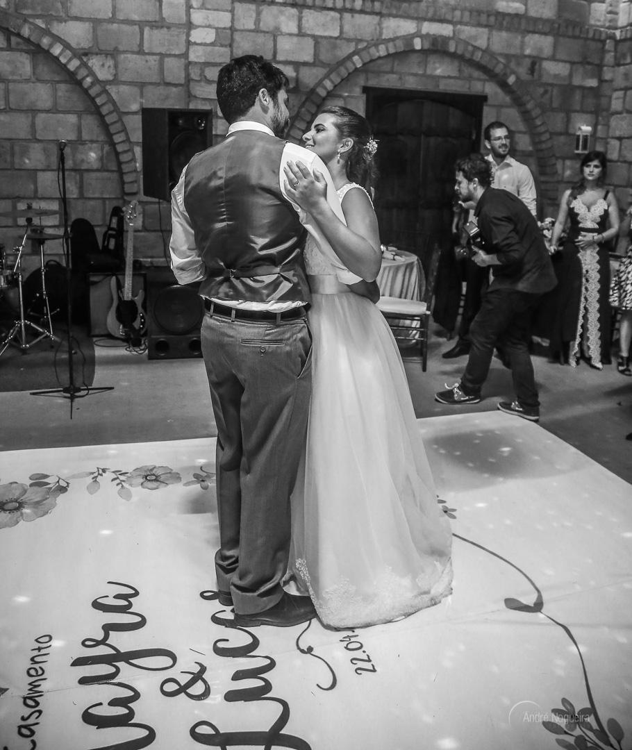 fotografo de casamento rj andre nogueira fotografia registra a dança do casal na pista de dança do espaço coliseu vargem grande