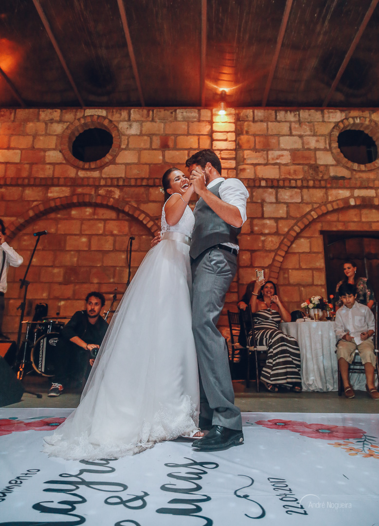 fotografia de casamento rj na pista de dança do espaço coliseu vargem grande casal realiza a primeira dança de casados