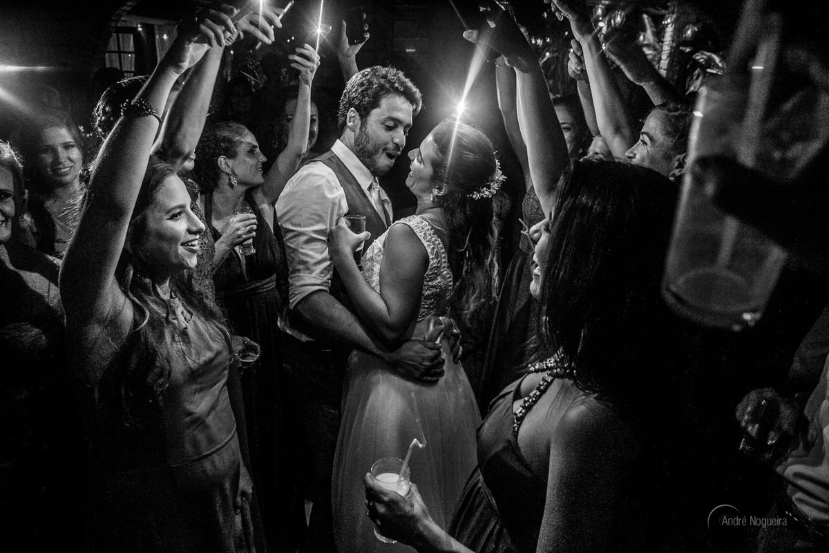 na pista de dança os convidados iluminam o casal que dançam abraçados espaço coliseu vargem grande