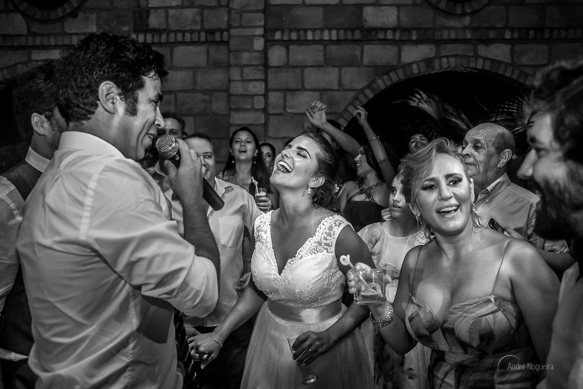 o pai do noivo com a sua banda zé carioca anima a pista de dança