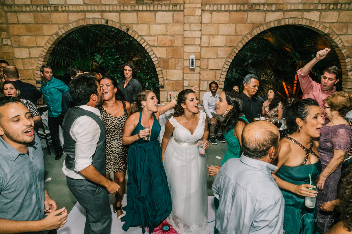 fotografia de noivas rj casal se acabando na pista de dança