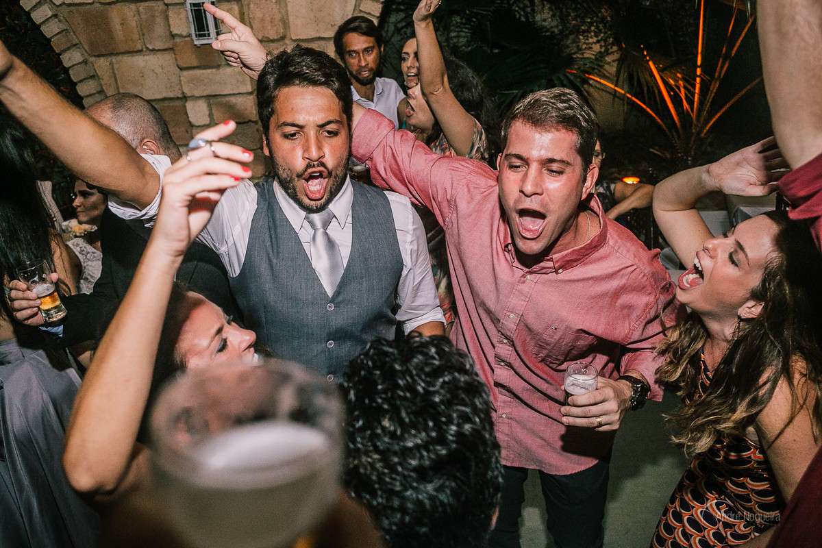 noivo pulando e cantando com os seus amigos